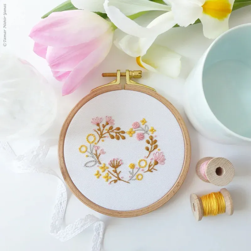 Kit broderie cœur jaune et rose fleuri, 16 x 16 cm : vue 1