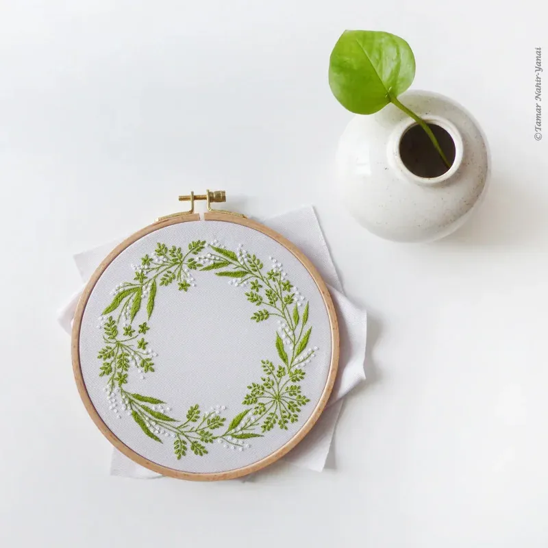 Kit broderie couronne verte et blanche, 21 x 21 cm : vue 1