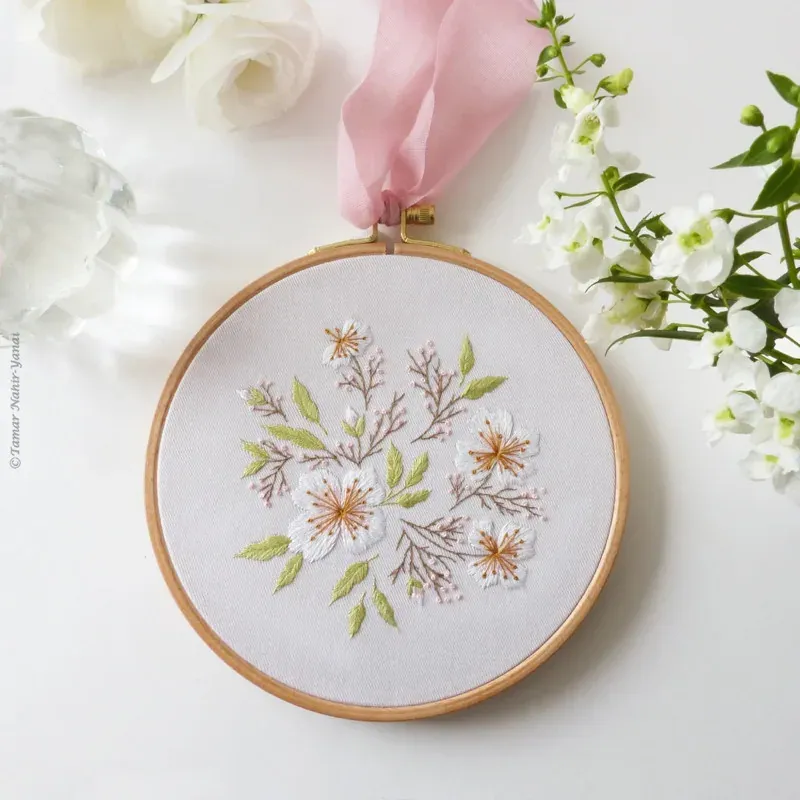 Kit broderie fleurs d’amandier Tamar Ny, 21 x 21 cm : vue 1