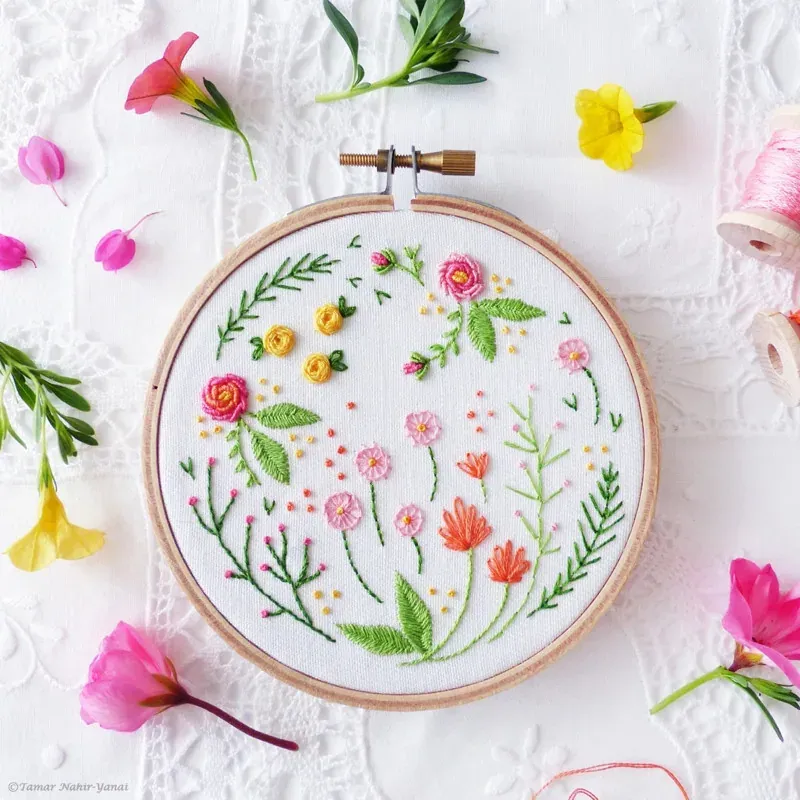 Kit broderie fleurs Happy Garden, 16 x 16 cm, Tamar Ny : vue 1