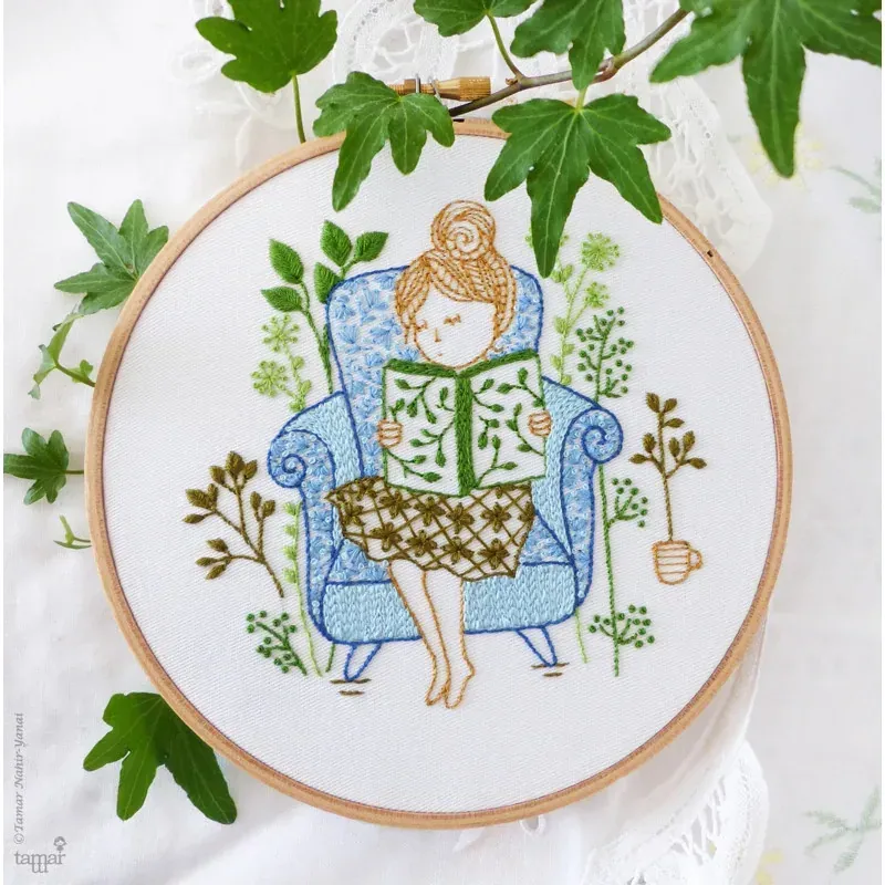 Kit broderie Reading Time, scène du quotidien 21 x 21 cm : vue 1