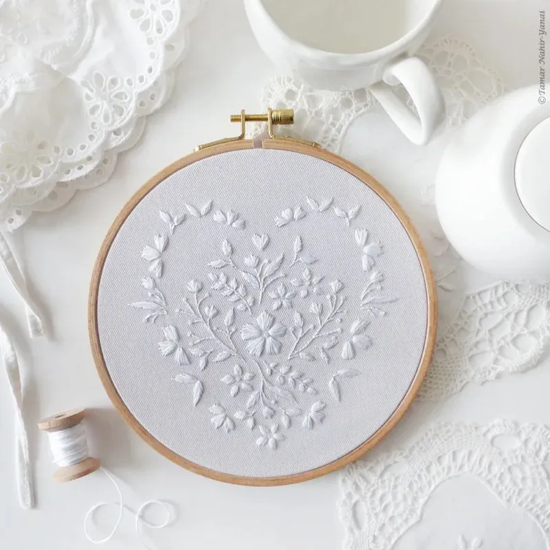 Kit broderie traditionnelle cœur blanc fleuri, 21 x 21 cm : vue 1