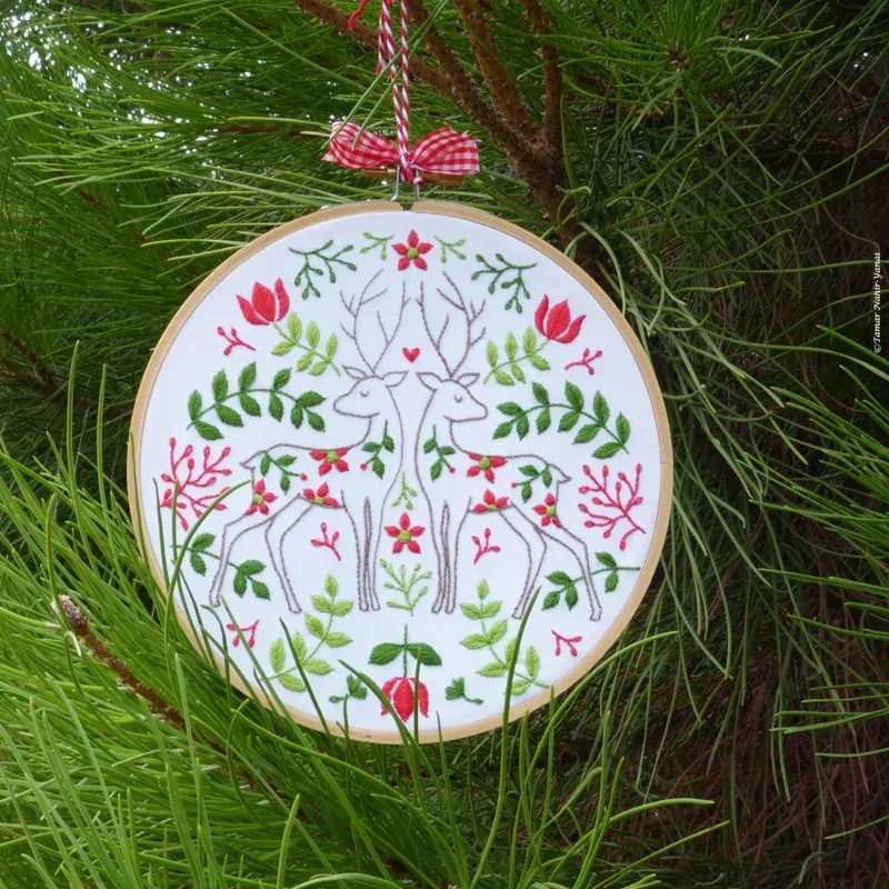 Kit broderie traditionnelle deux cerfs de Noël, 21 x 21 cm : vue 1