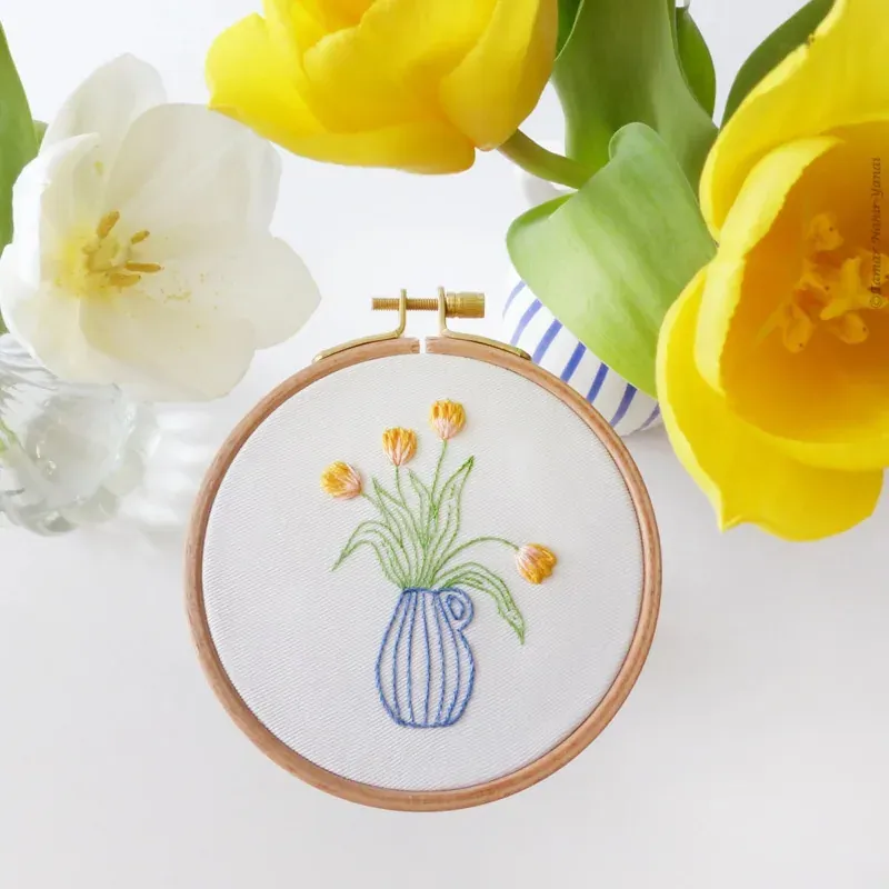 Kit de broderie traditionnelle tulipes jaunes, 16 x 16 cm : vue 1