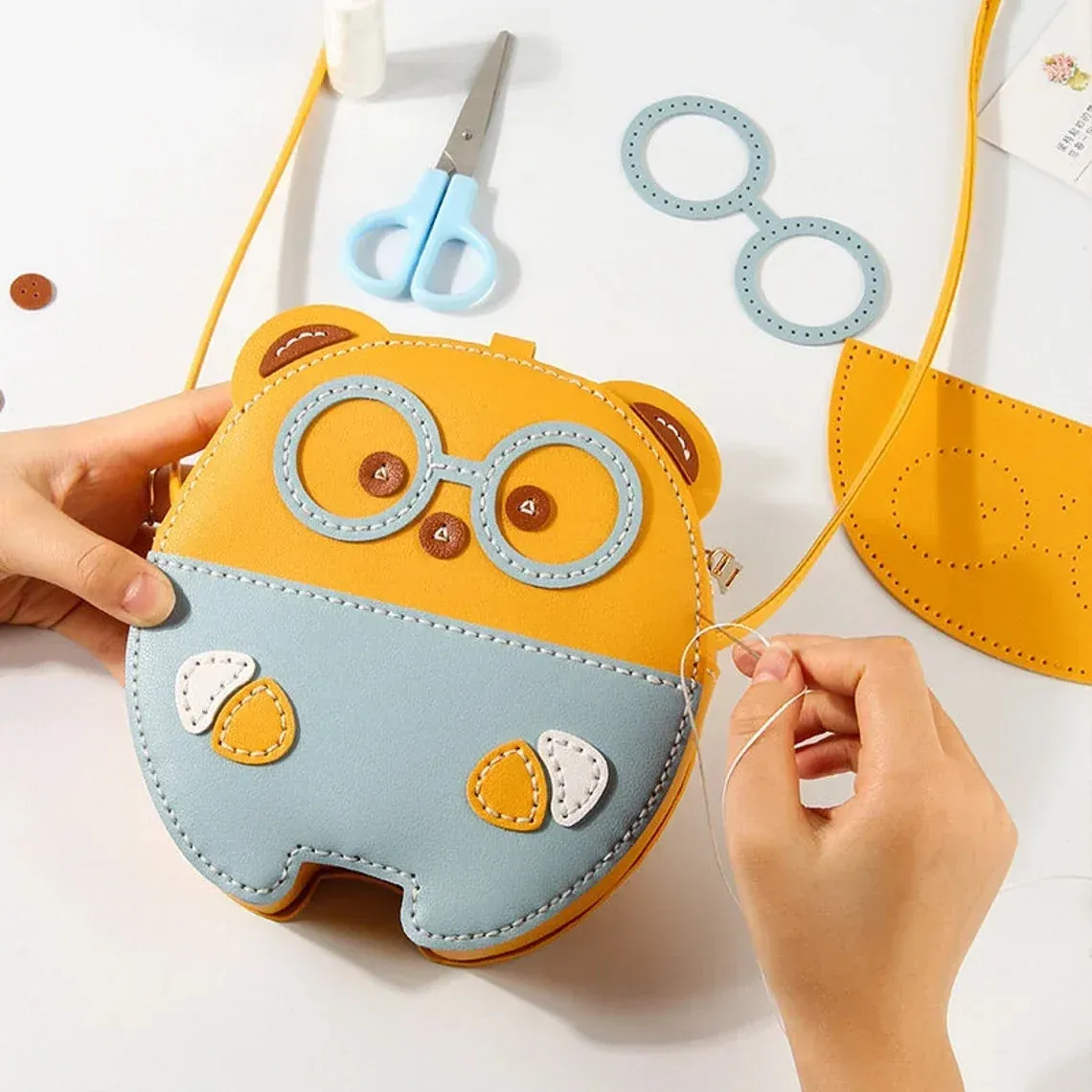Kit couture en cuir motif vache, sac et portefeuille