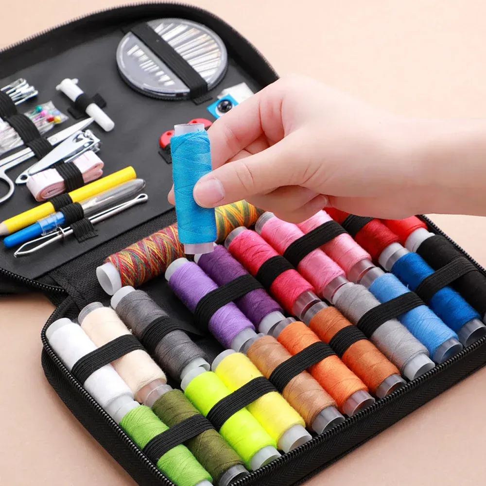 Kit de couture avec fils, aiguilles et accessoires