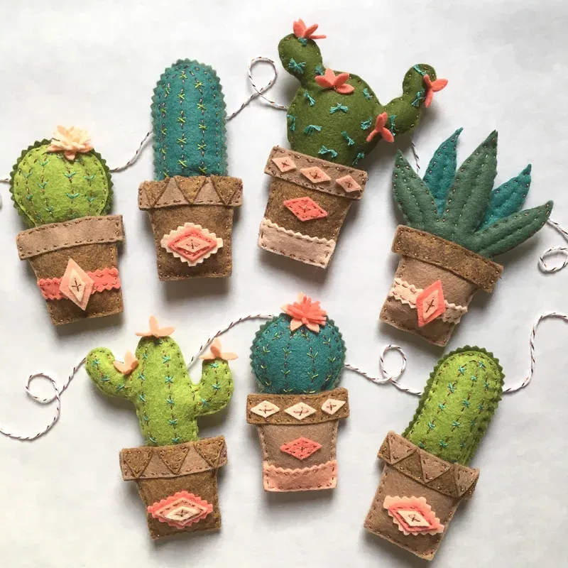 Kit feutrine guirlande de mini cactus à broder : vue 1