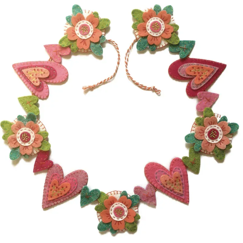 Kit feutrine guirlande fleurs et cœurs à broder : vue 1