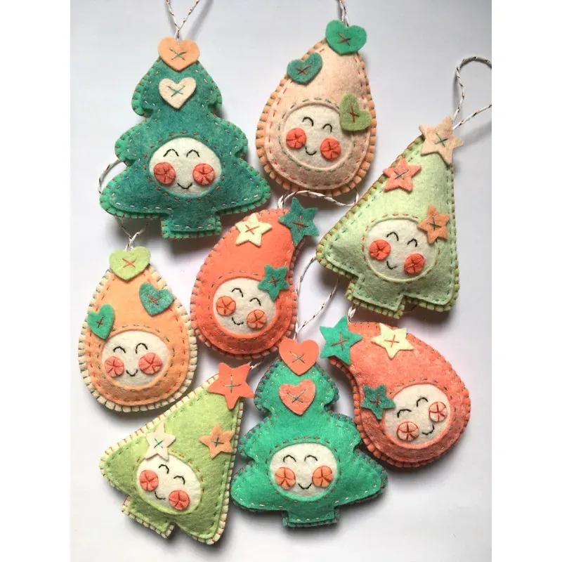 Kit feutrine Noël kawaii, 8 ornements à coudre : vue 1