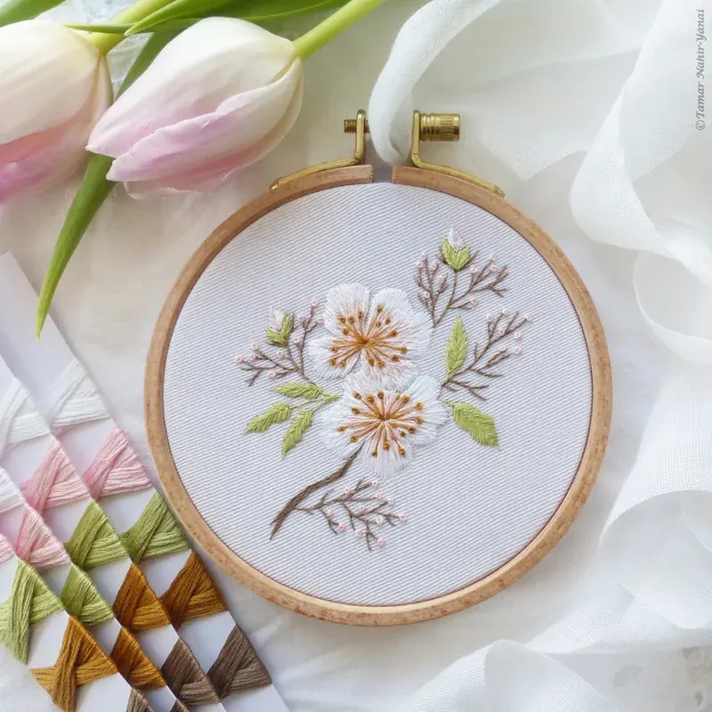 Mini kit broderie fleurs d’amandier, 16 x 16 cm : vue 1