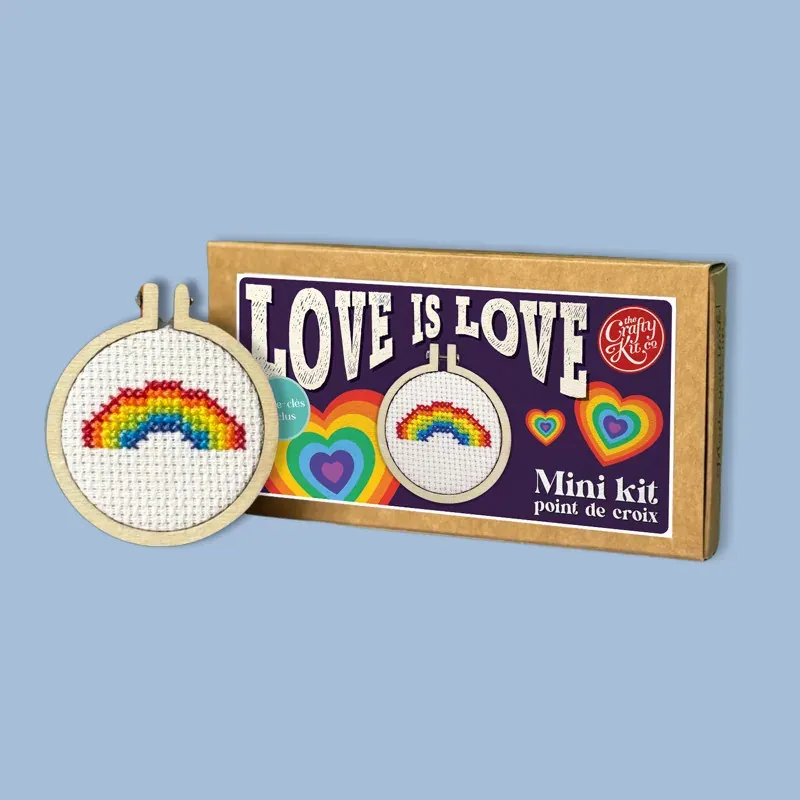 Mini kit point de croix Love is Love avec porte-clés